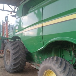 John Deere s550