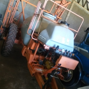 Pulverizador de arrasto Advance 2000