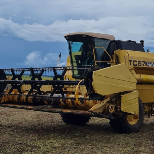 Colheitadeira New Holland TC 57