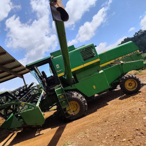 Colheitadeira John Deere 1175