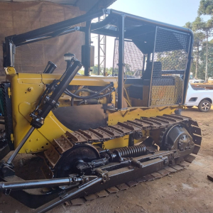 Trator de Esteira CAT D4